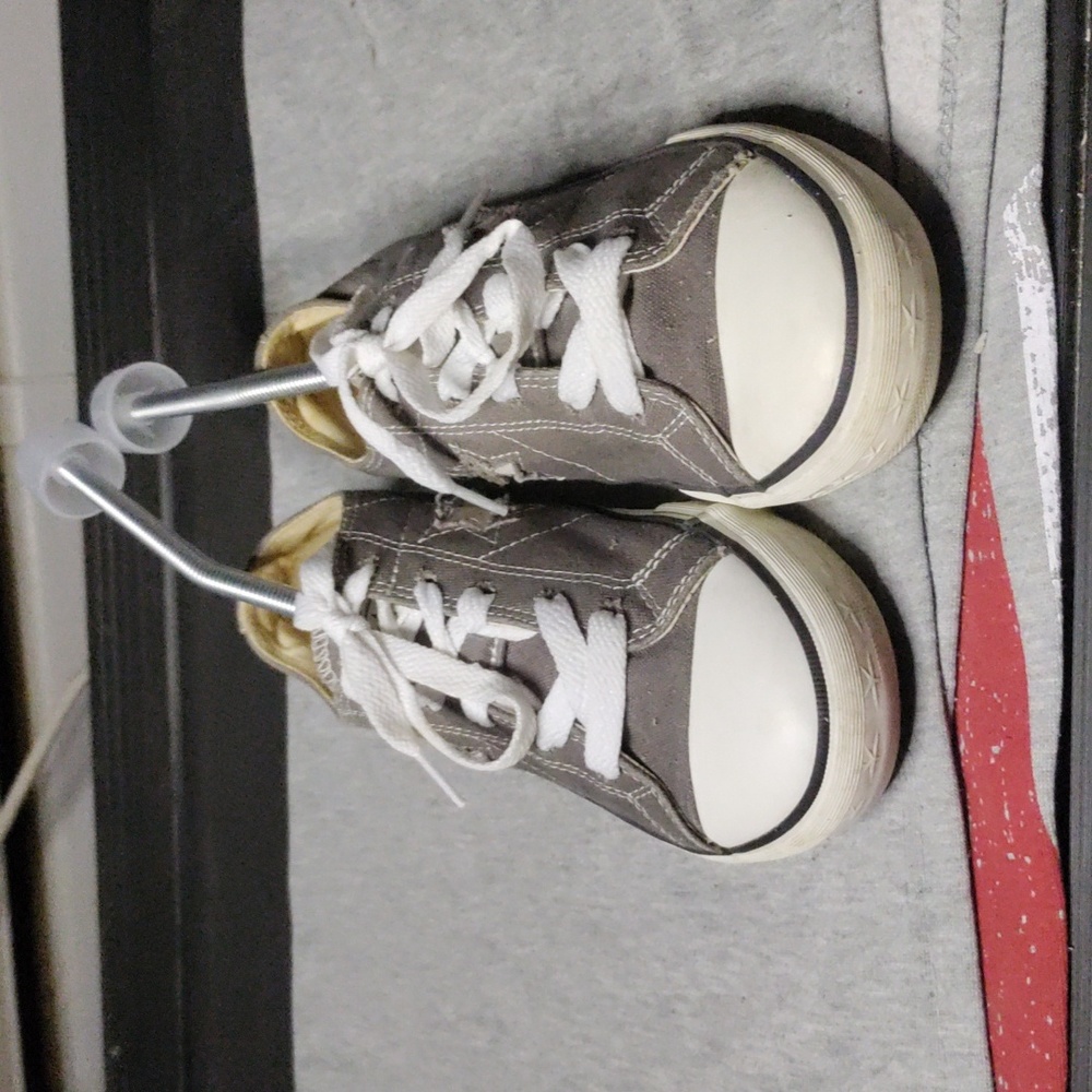 Converse one star Junior size 5 gray and white sneakers - Picture 2 of 6
